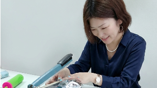 ヒートシーラーをする40代の女性